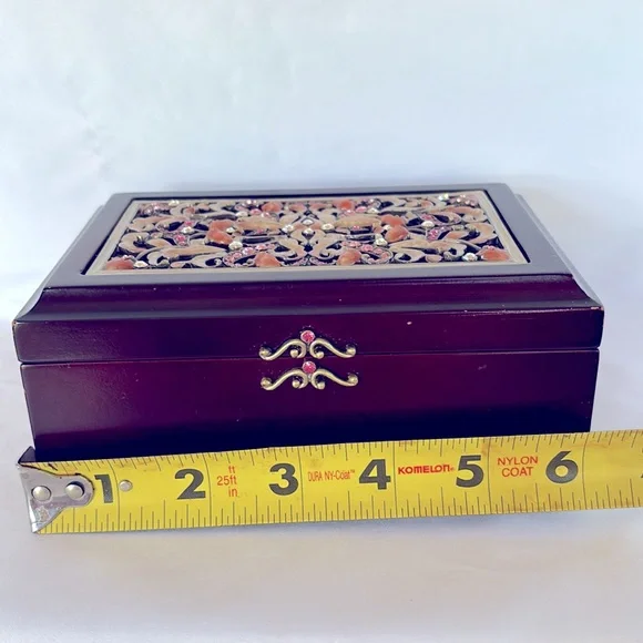 LIKE NEW ❤️ STUNNING STONES EMBROIDERY LID TIMELESS CLASS CHARM WOODEN MUSIC BOX - Picture 10 of 15